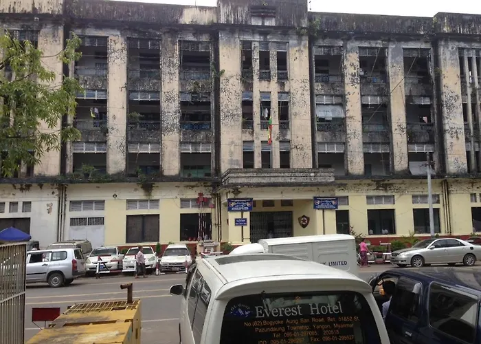Everest Hotel