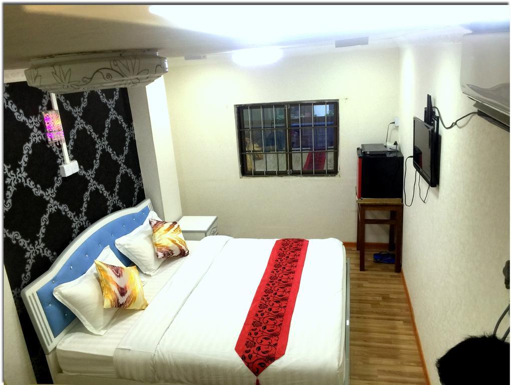 Everest Hotel *