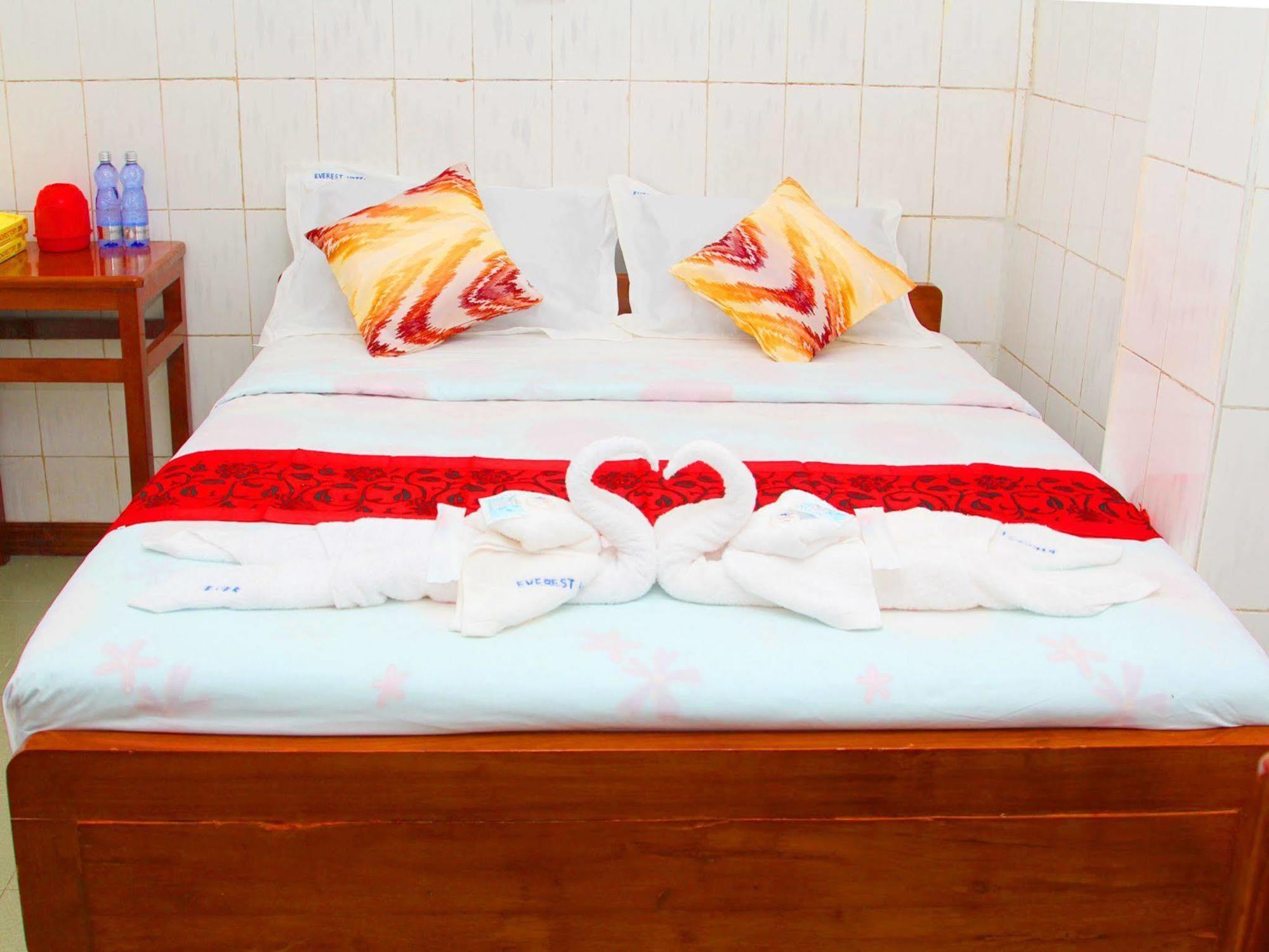 Everest Hotel *